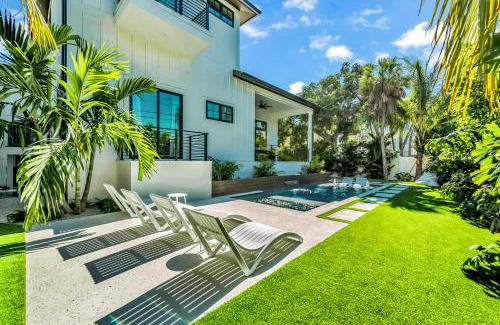 Holmes Beach House | Serene Oceanfront Retreat at Blissful Paradise Hotel