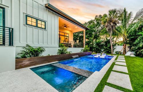 Holmes Beach House | Serene Oceanfront Retreat at Blissful Paradise Hotel