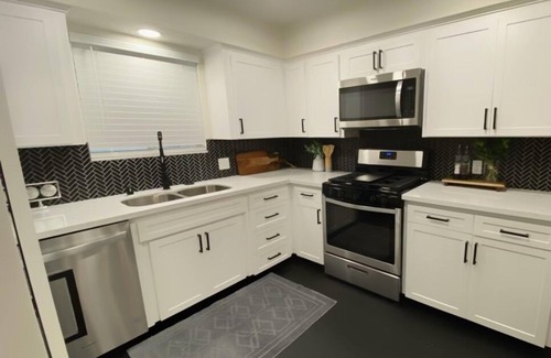 Raisin House | Guest Rated 10/10: Ocean View 3 Bedroom Getaway