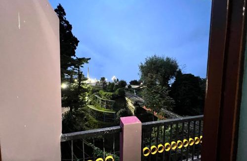 Darjeeling House | Cozy Blissview Homestay with Breakfast & Pet-Friendly Stays