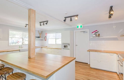 Jindabyne Cabin | Blizzard Bunny Lodge: Scenic Lake Views & Family-Friendly Fun