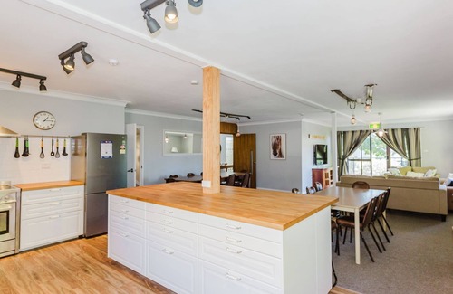 Jindabyne Cabin | Blizzard Bunny Lodge: Scenic Lake Views & Family-Friendly Fun
