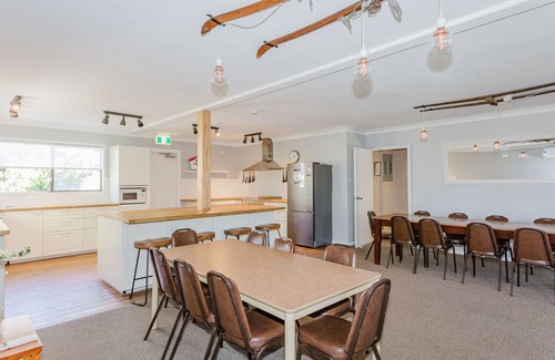 Jindabyne Cabin | Blizzard Bunny Lodge: Scenic Lake Views & Family-Friendly Fun