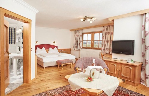 Leopoldskron-Moos Hotel | Bloberger Hof: Guest Rated 9.2 with Oceanfront Pool Access