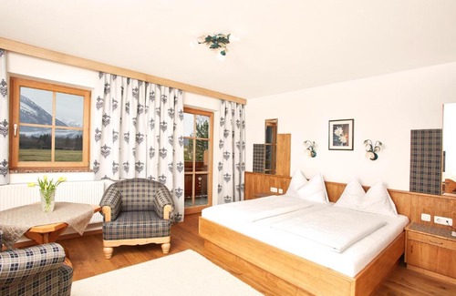 Leopoldskron-Moos Hotel | Bloberger Hof: Guest Rated 9.2 with Oceanfront Pool Access