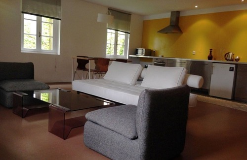 Carcassonne House | Highly Rated Bloc G: Family-Friendly with Dining Options