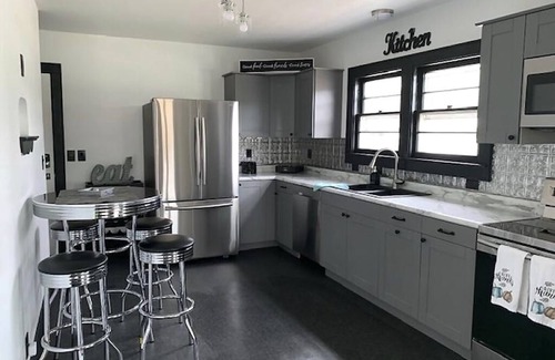 Ashwaubenon House | Steps from Lambeau Field with Pool, Spa & Breakfast