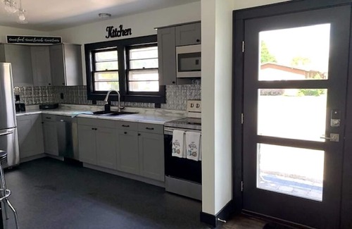 Ashwaubenon House | Steps from Lambeau Field with Pool, Spa & Breakfast