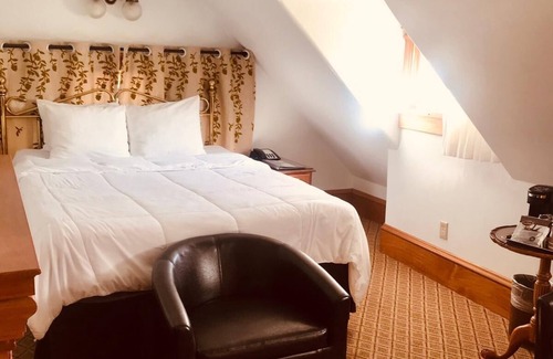 Pacific Grove Hotel | Steps to the Ocean - Cozy Queen Retreat with Kitchen Awaits