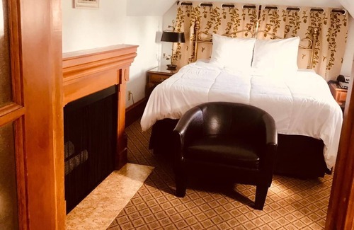 Pacific Grove Hotel | Steps to the Ocean - Cozy Queen Retreat with Kitchen Awaits