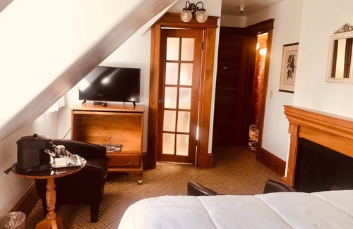 Pacific Grove Hotel | Steps to the Ocean - Cozy Queen Retreat with Kitchen Awaits