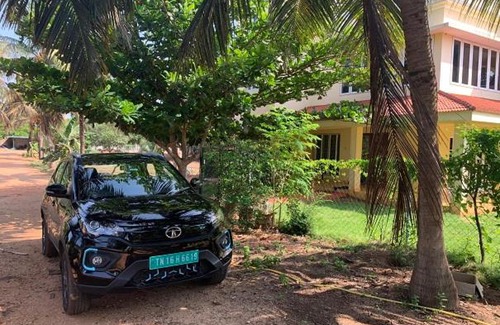 Mandavi House | Discover Blondie’s Farm: Pet-Friendly Retreat with Pool