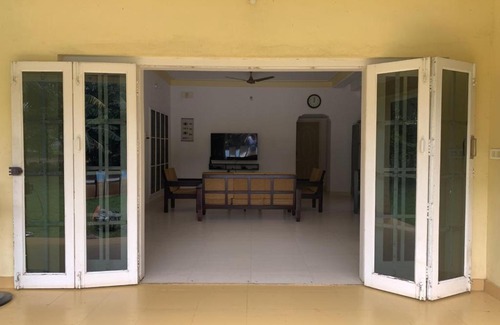 Mandavi House | Discover Blondie’s Farm: Pet-Friendly Retreat with Pool