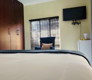 Pretoria House | Cozy Bloom Guest House: Pet-Friendly & Accessible Retreat