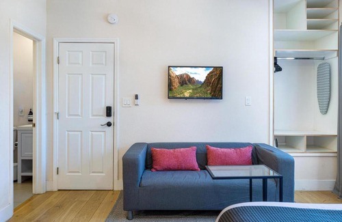 Poinciana Park Apartment | Relaxing Bloom Hideaway - Close to Las Olas & Beach