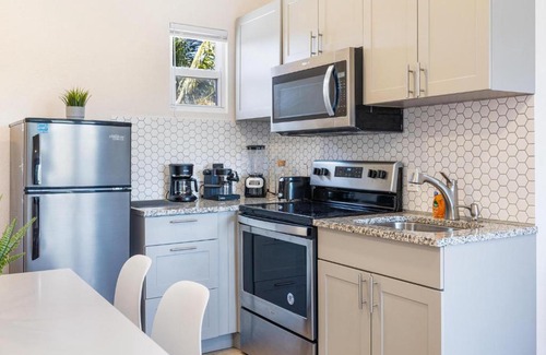 Poinciana Park Apartment | Relaxing Bloom Hideaway - Close to Las Olas & Beach