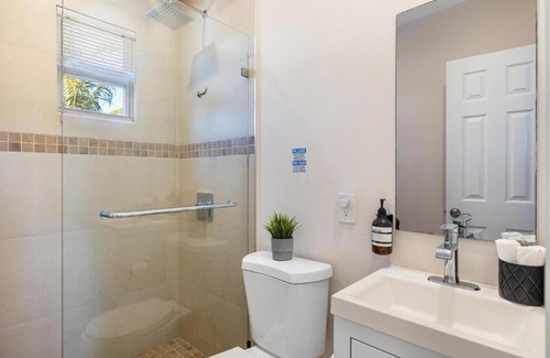 Poinciana Park Apartment | Relaxing Bloom Hideaway - Close to Las Olas & Beach