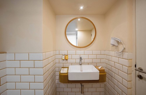 Andheri Hotel | Bloom Hub: Family-Friendly Stay on the Western Highway