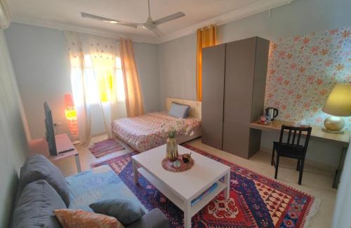 Al Ghubrah Ash Shamaliyyah House | bloom Room