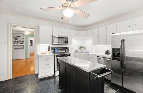 Riverside House | Bloom's Historic Home on Riverside: 5 min to Downtown & Ladybird Lake! Sleeps 10