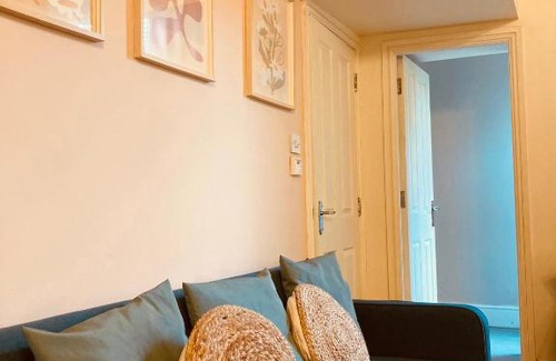 Lancaster House | Budget-Friendly Stay at Bloomfield | Ideal for Travelers