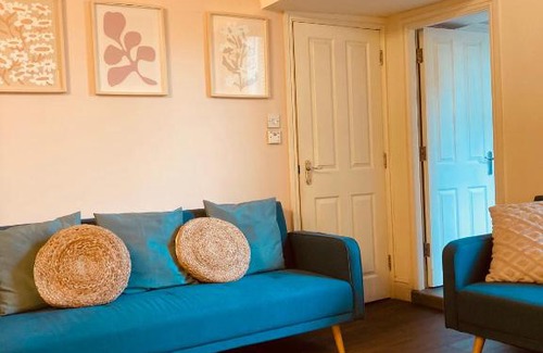 Lancaster House | Budget-Friendly Stay at Bloomfield | Ideal for Travelers