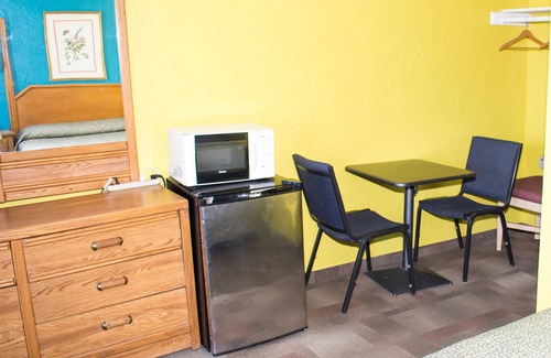 Bloomfield Hotel | Budget-Friendly Bloomfield Motel with Kitchen & Child Care