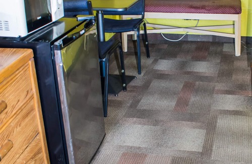 Bloomfield Hotel | Budget-Friendly Bloomfield Motel with Kitchen & Child Care