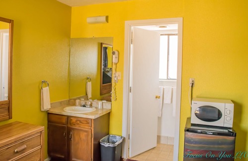 Bloomfield Hotel | Budget-Friendly Bloomfield Motel with Kitchen & Child Care