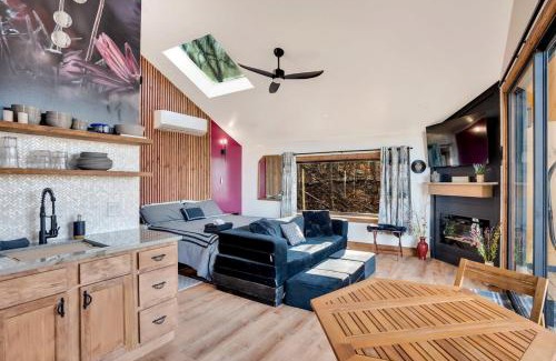 Wildwood House | Blooming Redbud Treehouse with private hot tub