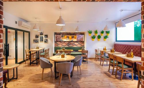 Connaught Place Hotel | Chic Accommodations at bloomrooms @ Janpath with Breakfast