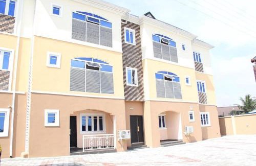 Port Harcourt Cabin | Relax at Blooms Spot Hotel: Eco-Friendly Self-Service Apartment