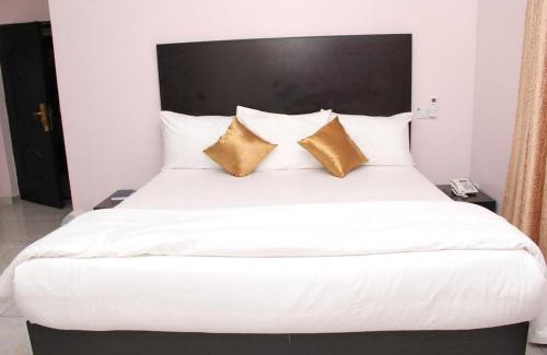 Port Harcourt Cabin | Relax at Blooms Spot Hotel: Eco-Friendly Self-Service Apartment