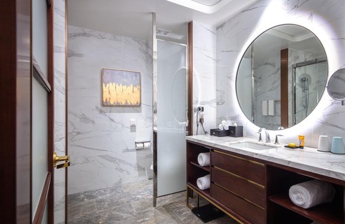 Texas Medical Center Hotel | Experience Blossom Hotel Houston: Rated 9.2 with Pool & Spa