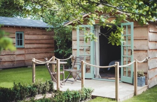 Beccles Cabin | Cozy Blossom Lodge with Kitchen and Breakfast in Wangford