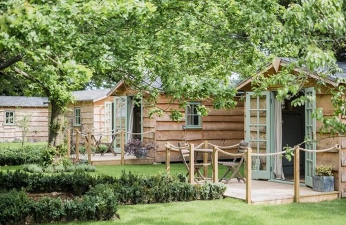 Beccles Cabin | Cozy Blossom Lodge with Kitchen and Breakfast in Wangford