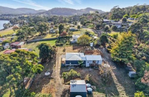Nubeena House | Blossoms on the Bay - 4 Bedrooms