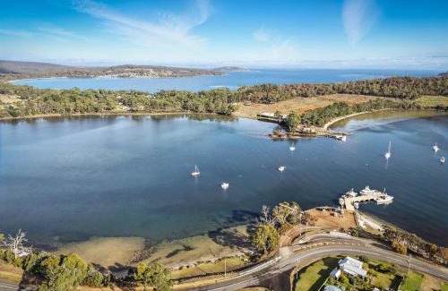 Nubeena House | Blossoms on the Bay - 4 Bedrooms