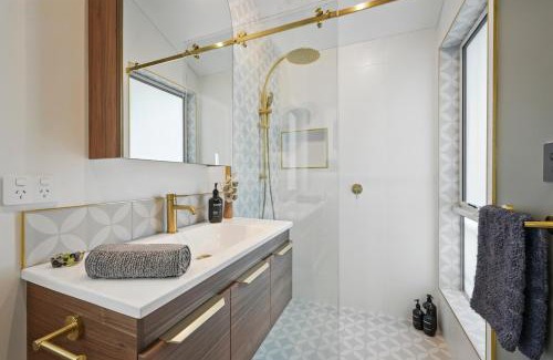 Nubeena House | Blossoms on the Bay - 4 Bedrooms