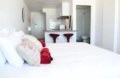 Bloubergstrand Apartment | Oceanfront Blouberg Studio with Pool & Top Guest Ratings