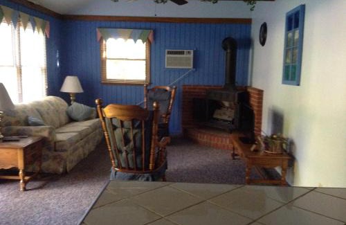 Blowing Rock Hotel | Cozy Blowing Rock Inn: Family-Friendly Getaway Awaits