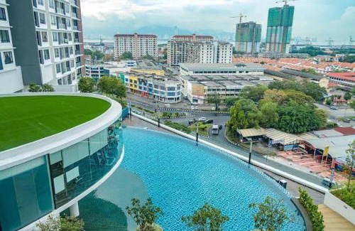 Nyiur Apartment | Relaxing Seaview Retreat with Pool, Near Sunway Attractions