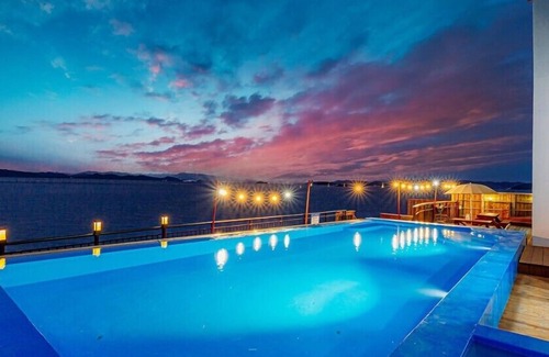 Geoje Apartment | Delightful Blue and White Pension with Kitchen & Breakfast
