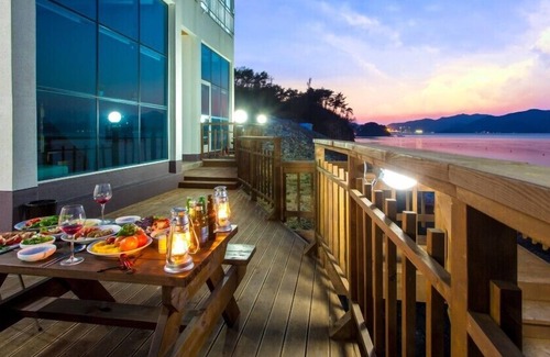 Geoje Apartment | Delightful Blue and White Pension with Kitchen & Breakfast