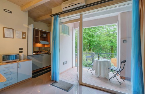 Desenzano del Garda Apartment | Cozy Blue Apartment in Desenzano with Free Wifi & Spa