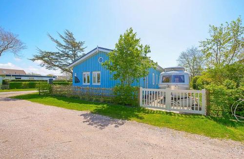 Julianadorp aan zee House | Relax at Blue Bay Cottage - Pet Friendly Escape in Julianadorp