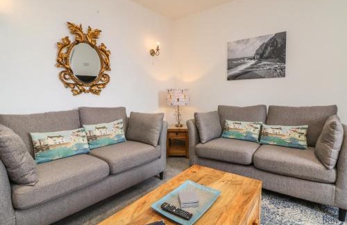 Lynton Apartment | Discover Blue Bay: Pet-Friendly Retreat with 9/10 Rating