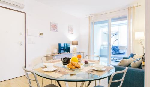 Pivarada Apartment | Blue Bay Guest House: Oceanfront Retreat with Pet-Friendly Perks