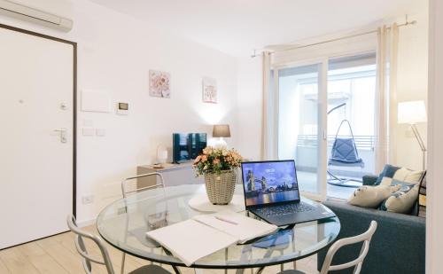Pivarada Apartment | Blue Bay Guest House: Oceanfront Retreat with Pet-Friendly Perks