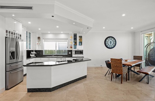 Blue Bay House | Relax at Blue Bay on The Beach with Spa and Hot Tub Access